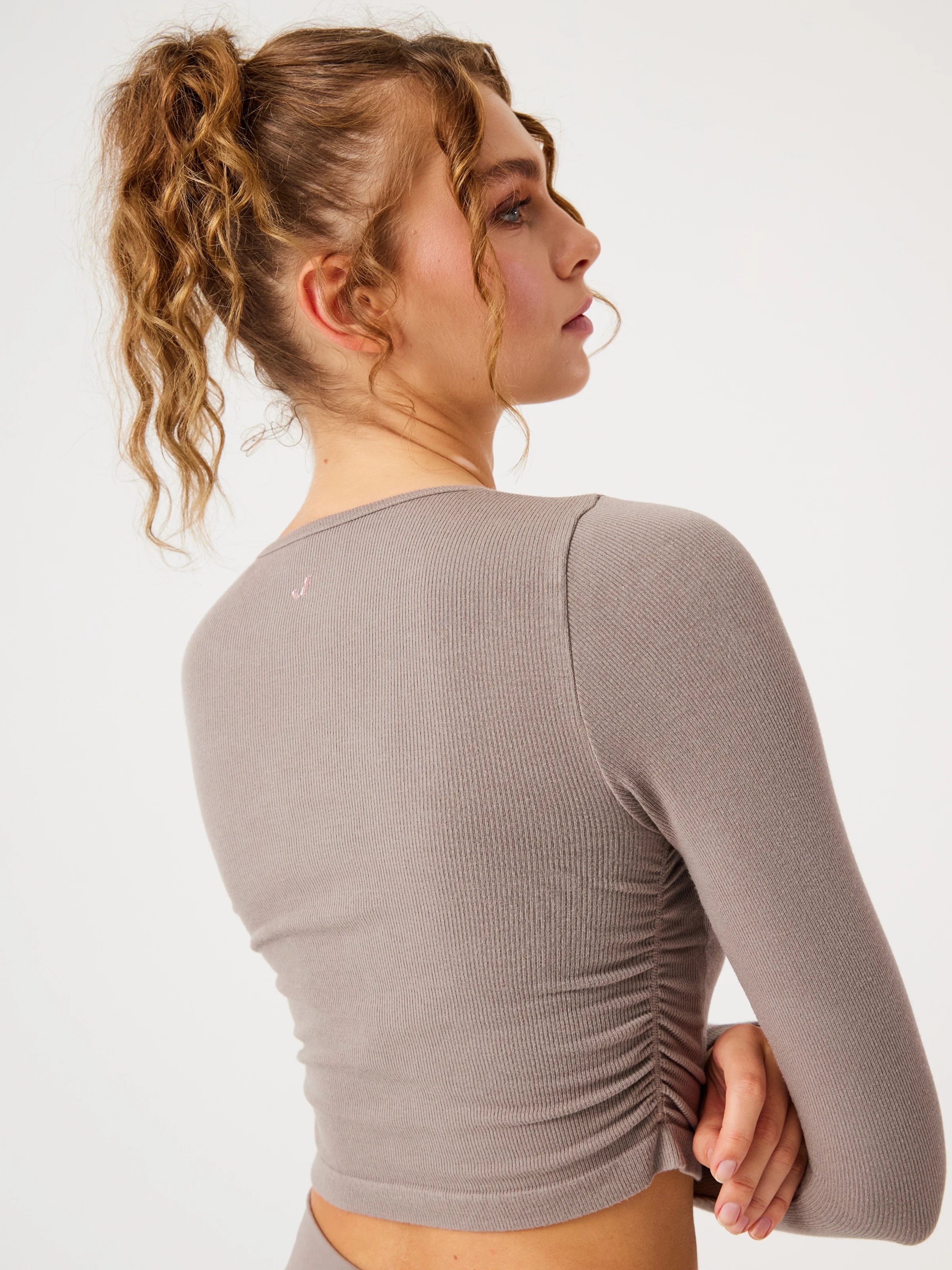 Aura Uzun Kol Büzgülü T-Shirt Açık Kahve