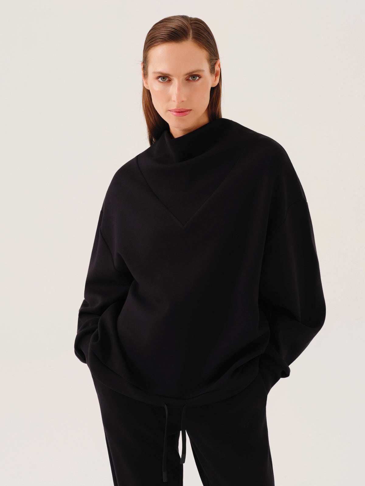 Refined Form Dökümlü Dik Yaka Sweatshirt Siyah