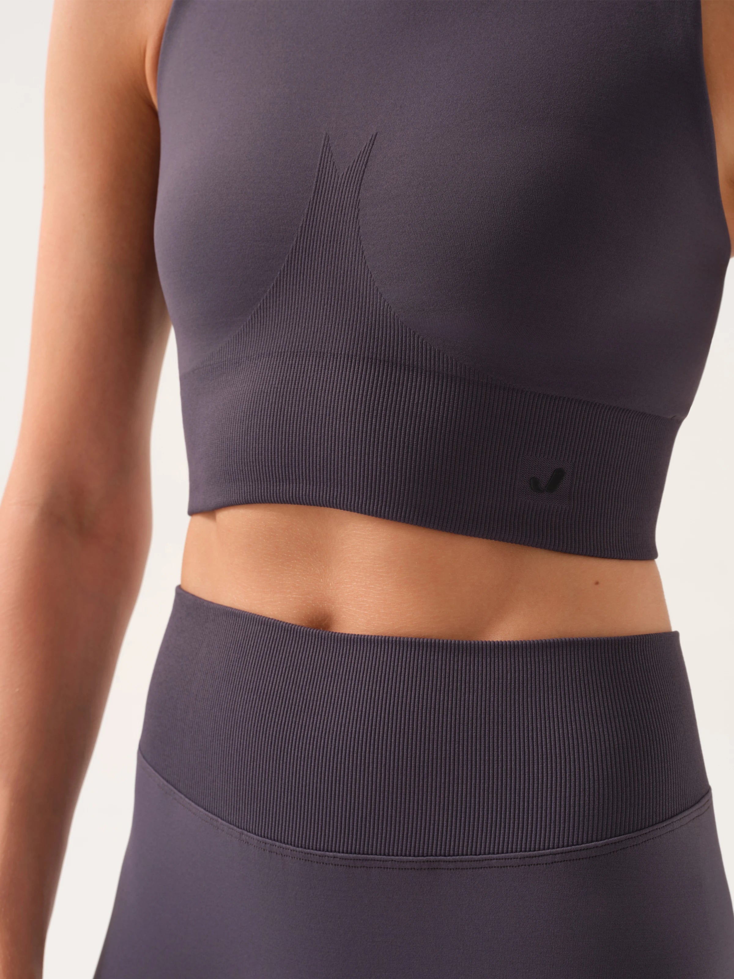 Motion Yumuşak Dokulu Crop Top Carbon