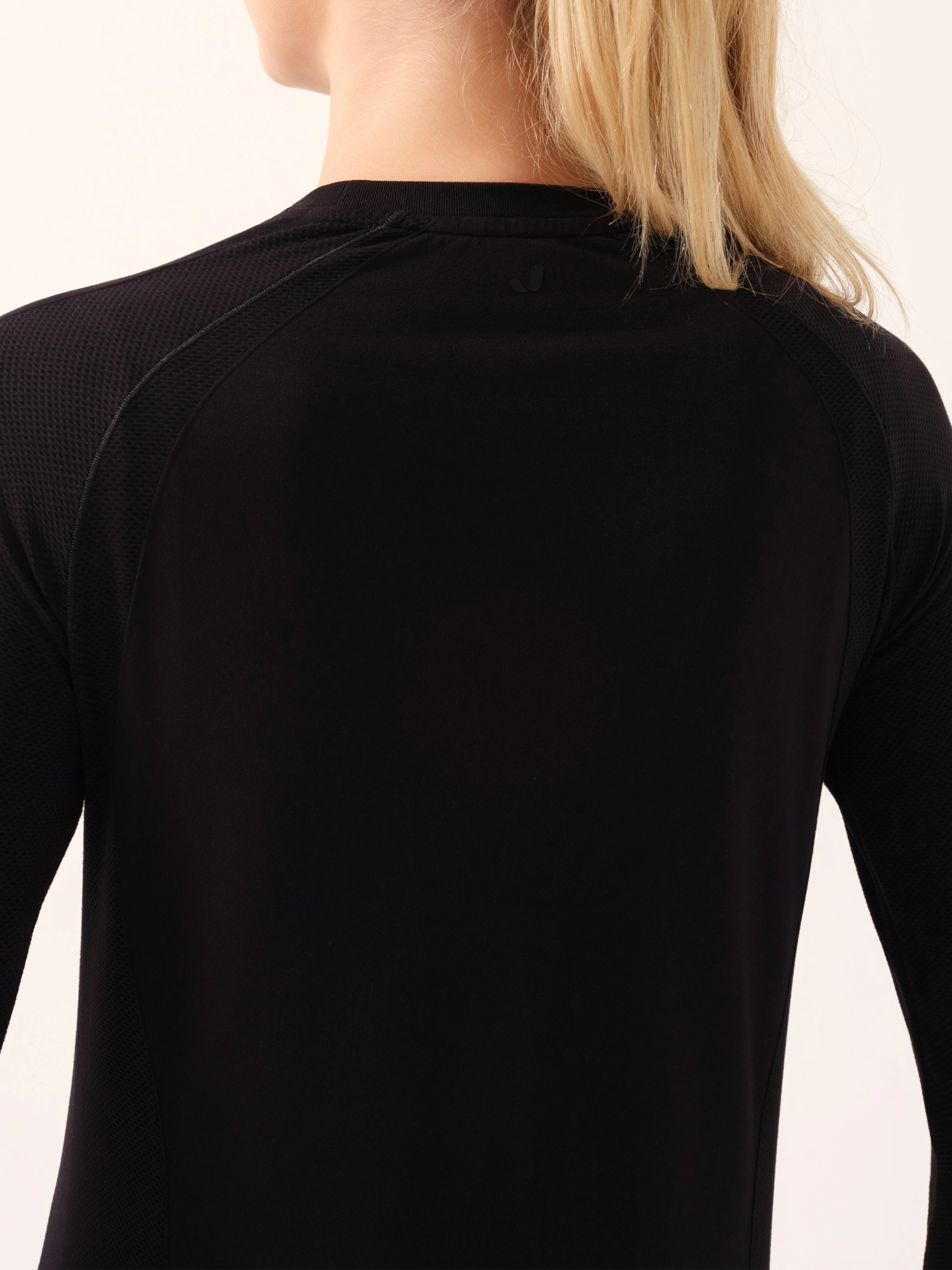 Motion Yumuşak Dokulu Uzun Kollu Parmak Geçmeli Tişört Siyah