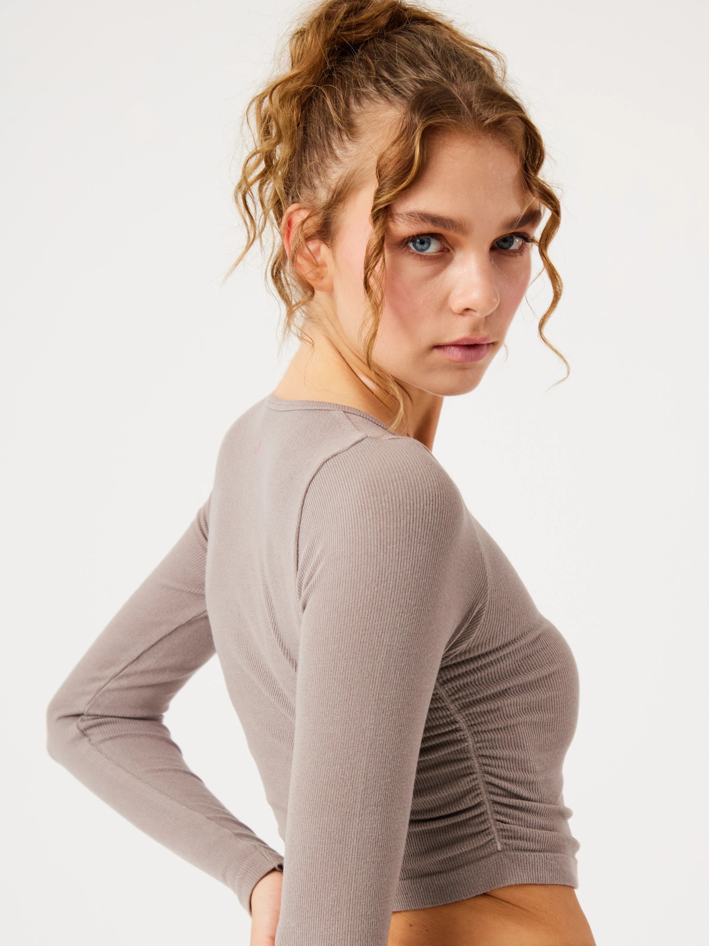 Aura Uzun Kol Büzgülü T-Shirt Açık Kahve